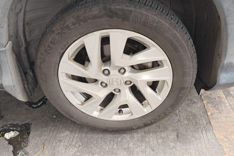 Used Honda CR-V 2015 2.4L two-wheel drive luxury version Right Front Wheel Hub