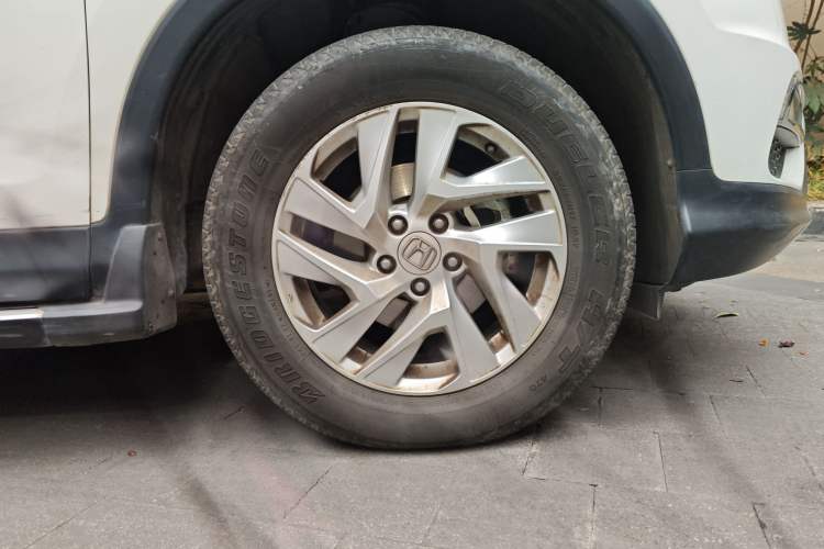Used Honda CR-V 2015 2.4L two-wheel drive luxury version Right Front Wheel Hub