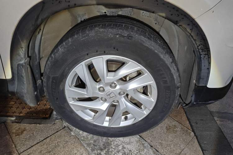 Used Honda CR-V 2015 2.4L two-wheel drive luxury version Right Front Wheel Hub