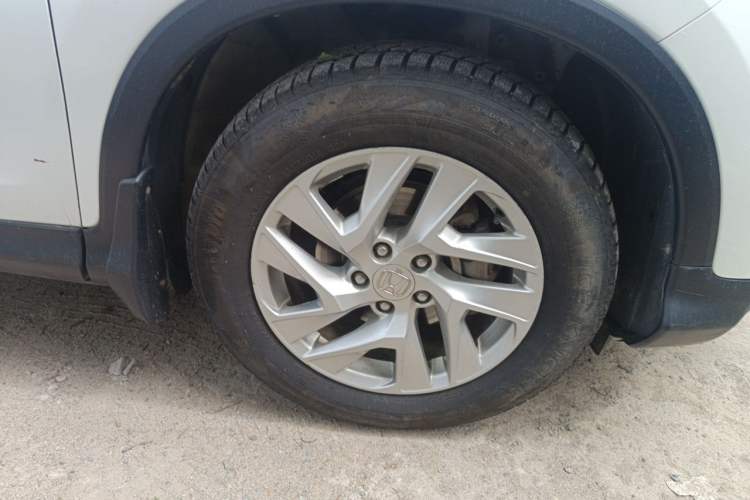 Used Honda CR-V 2015 2.4L four-wheel drive luxury version Right Front Wheel Hub