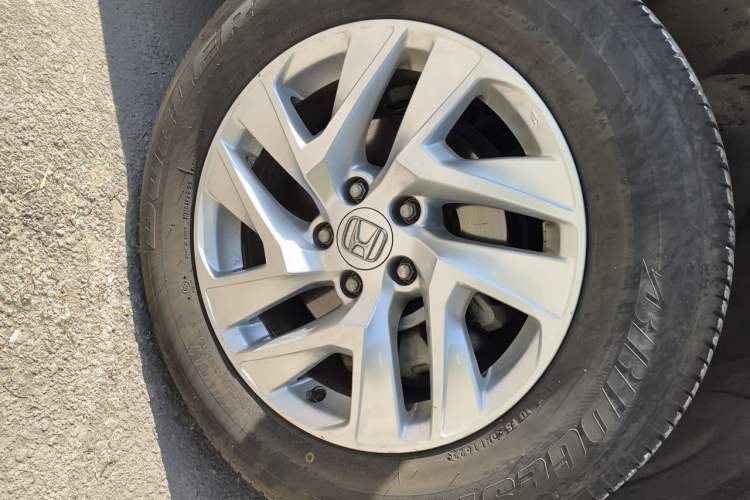 Used Honda CR-V 2015 2.4L two-wheel drive luxury version Right Front Wheel Hub