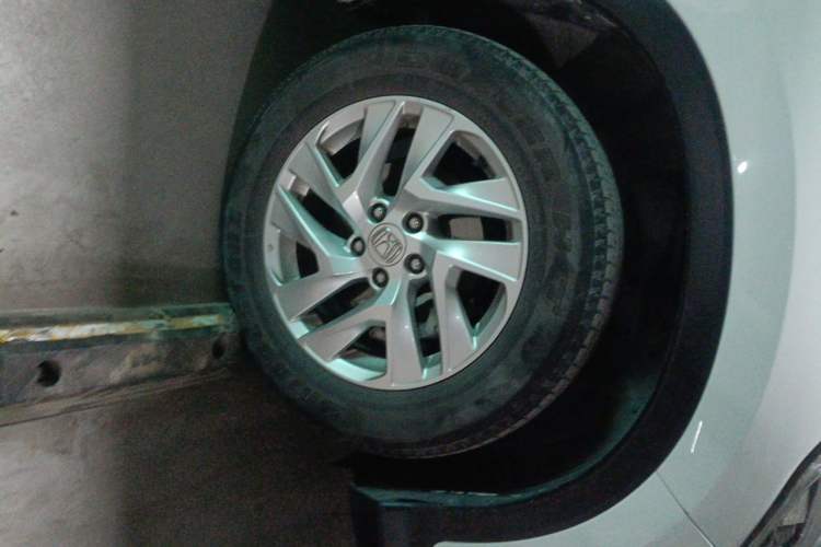 Used Honda CR-V 2015 2.4L four-wheel drive luxury version Right Front Wheel Hub
