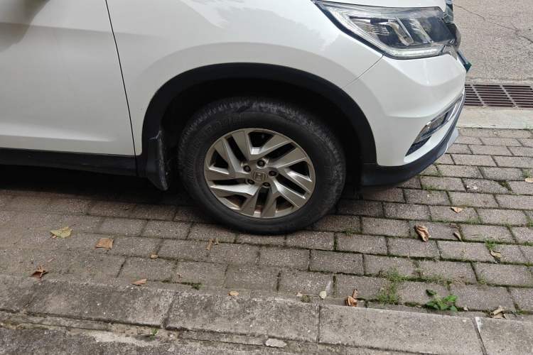 Used Honda CR-V 2015 2.4L two-wheel drive luxury version Right Front Wheel Hub