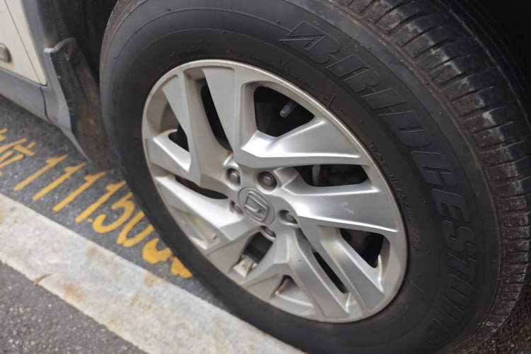 Used Honda CR-V 2015 2.4L two-wheel drive luxury version Right Front Wheel Hub