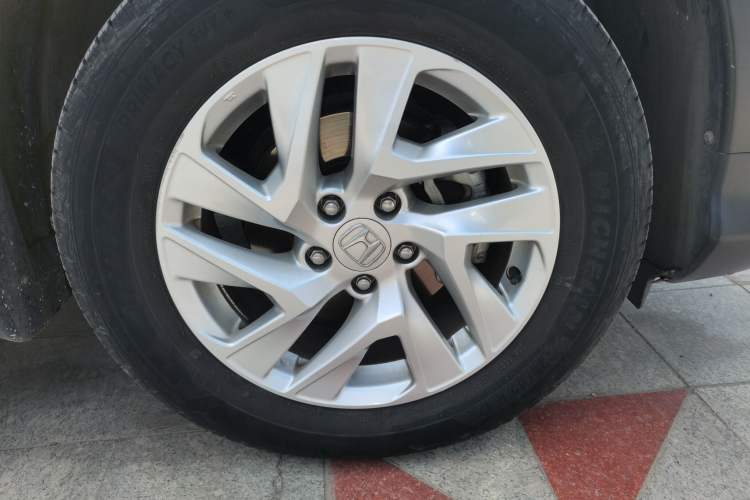 Used Honda CR-V 2015 2.4L two-wheel drive luxury version Right Front Wheel Hub