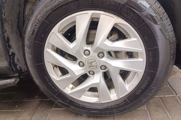 Used Honda CR-V 2015 2.4L four-wheel drive luxury version Right Front Wheel Hub