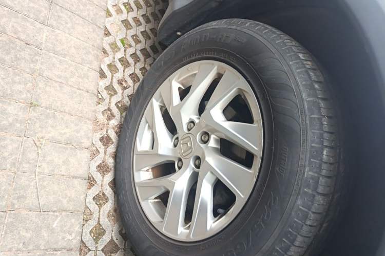 Used Honda CR-V 2015 2.4L four-wheel drive luxury version Right Front Wheel Hub