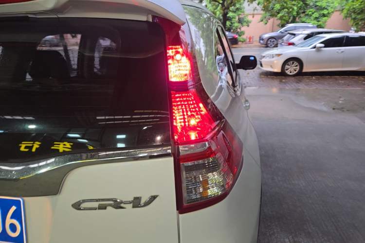Used Honda CR-V 2015 2.0L two-wheel drive urban version Right Rear Taillight