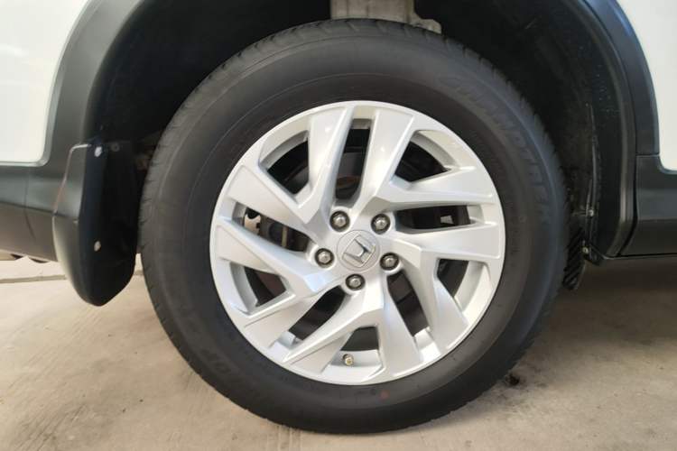 Used Honda CR-V 2015 2.4L two-wheel drive luxury version Right Rear Wheel Hub