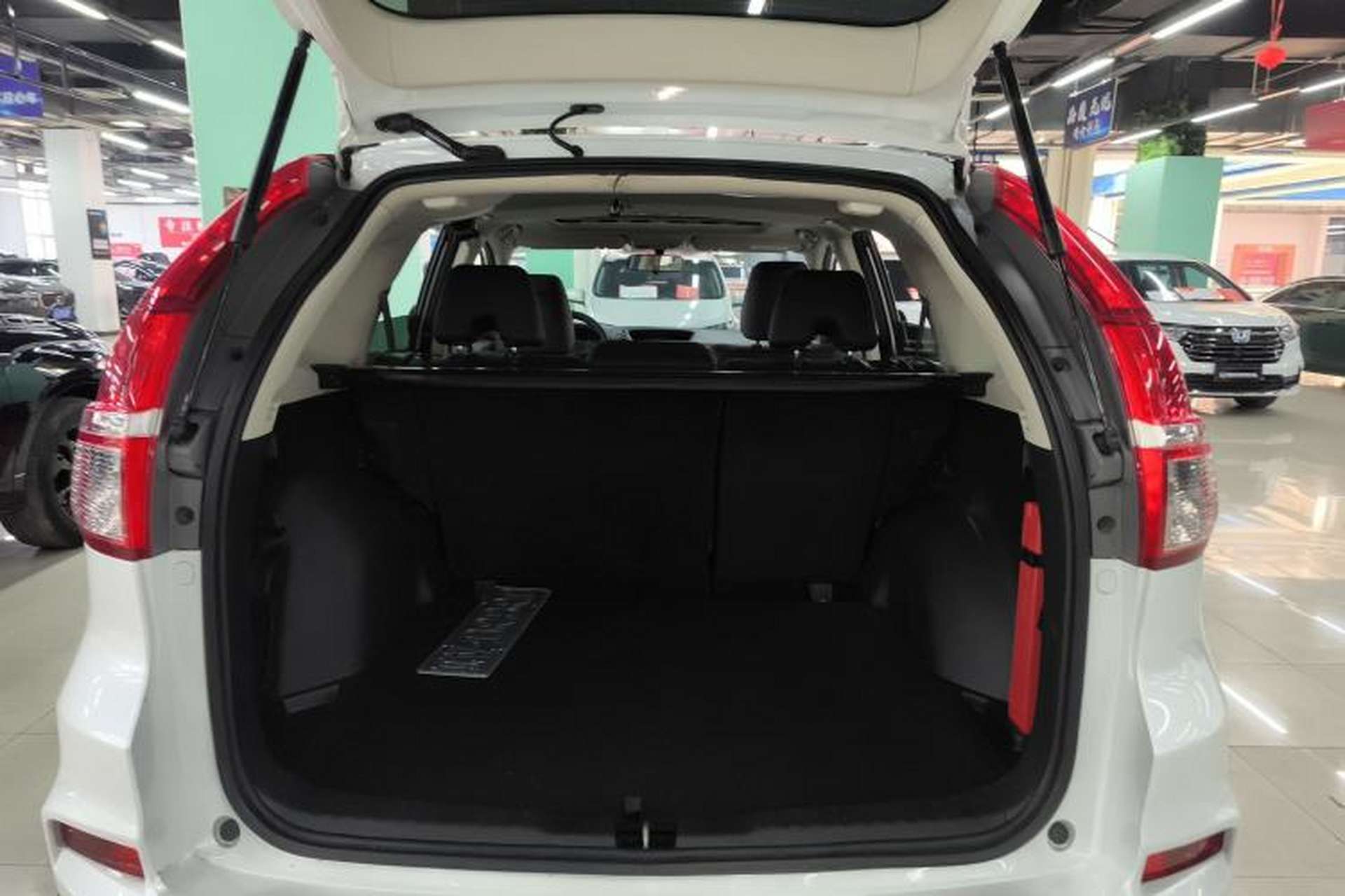Used Honda CR-V 2015 2.4L four-wheel drive luxury version Trunk