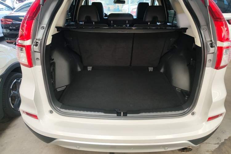 Used Honda CR-V 2015 2.4L two-wheel drive luxury version Trunk