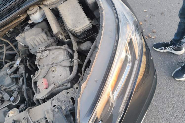 Used Honda CR-V 2016 2.0L two-wheel drive Urban Edition Engine Bay Left