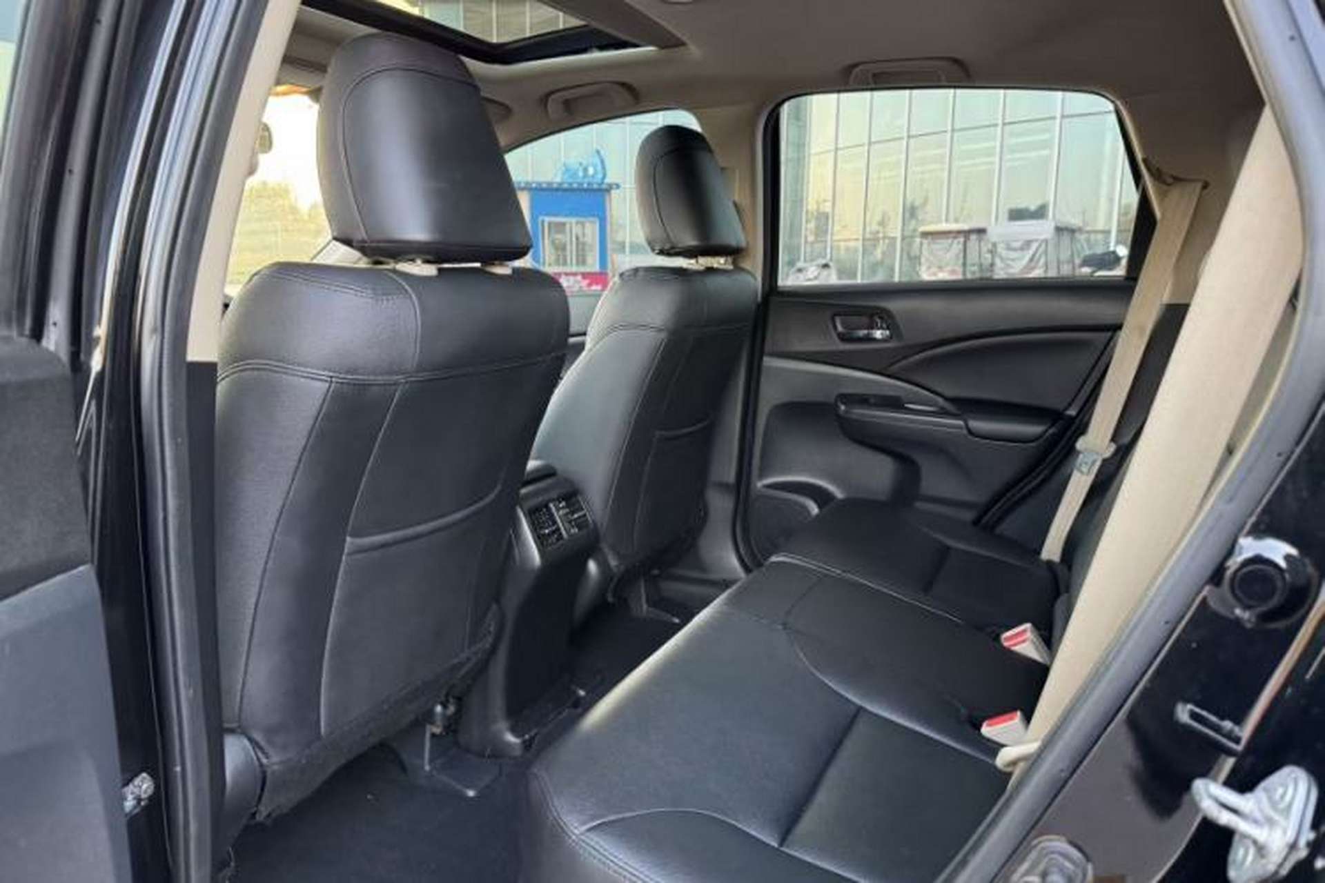 Used Honda CR-V 2016 2.0L two-wheel drive Urban Edition Exterior 9
