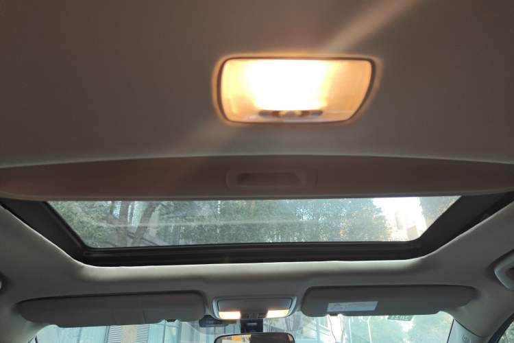 Used Honda CR-V 2016 2.0L two-wheel drive Urban Edition Headliner