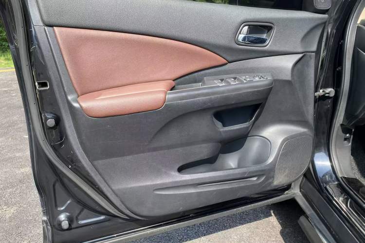 Used Honda CR-V 2016 2.0L two-wheel drive Urban Edition Interior 2
