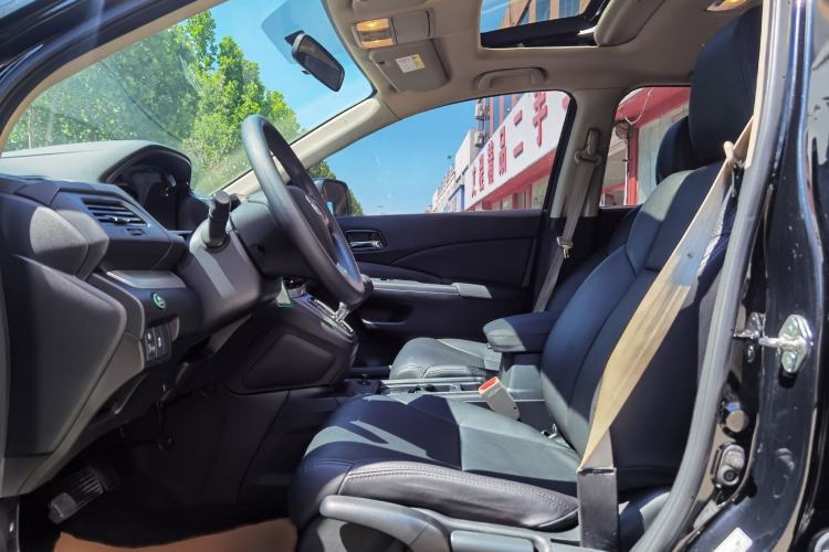 Used Honda CR-V 2016 2.0L two-wheel drive Urban Edition Interior 2