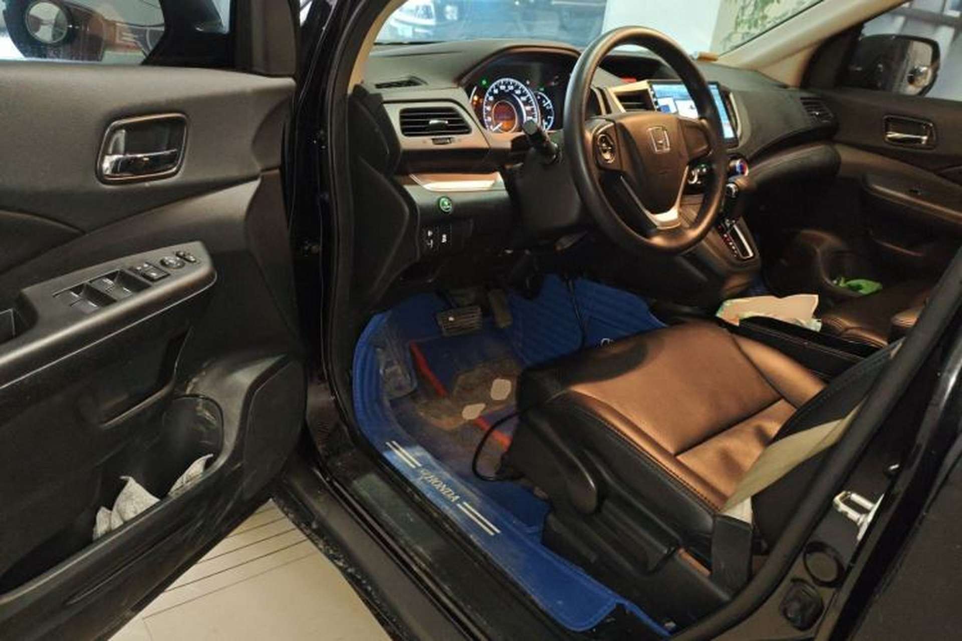 Used Honda CR-V 2016 2.0L two-wheel drive Urban Edition Interior 3