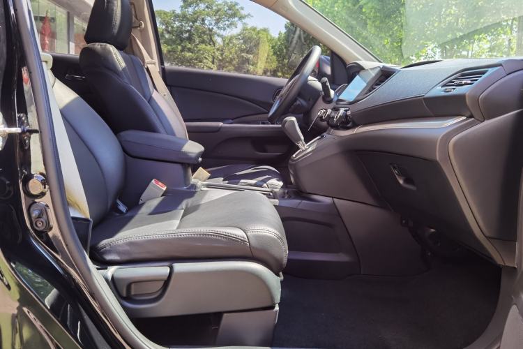 Used Honda CR-V 2016 2.0L two-wheel drive Urban Edition Interior 3