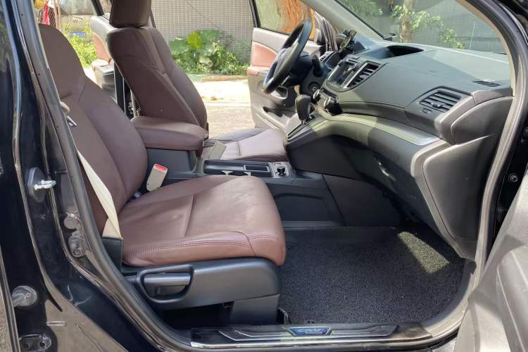 Used Honda CR-V 2016 2.0L two-wheel drive Urban Edition Interior 4