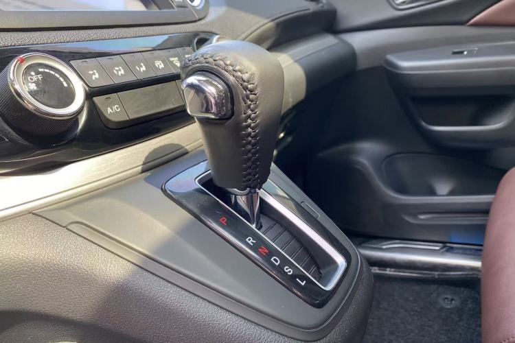 Used Honda CR-V 2016 2.0L two-wheel drive Urban Edition Interior 9