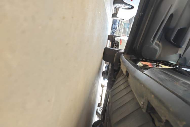 Used Honda CR-V 2016 2.0L two-wheel drive Urban Edition Left Side Sill