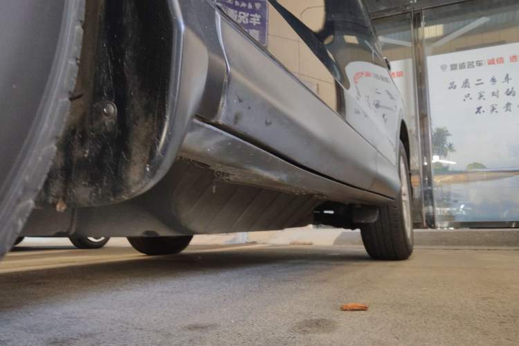 Used Honda CR-V 2016 2.0L two-wheel drive Urban Edition Left Side Sill