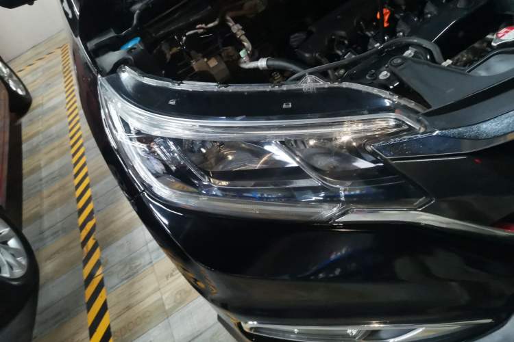 Used Honda CR-V 2016 2.0L Two-Wheel Drive Classic Edition Right Front Headlight