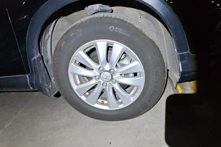 Used Honda CR-V 2016 2.0L Two-Wheel Drive Classic Edition Right Front Wheel Hub