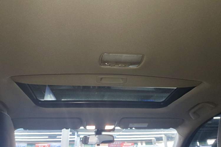 Used Honda CR-V 2016 2.0L two-wheel drive Urban Edition Headliner