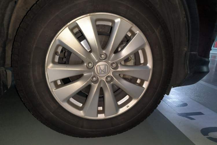 Used Honda CR-V 2016 2.0L two-wheel drive Urban Edition Right Front Wheel Hub