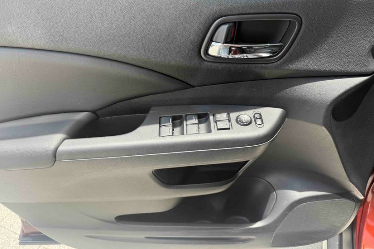 Used Honda CR-V 2016 2.0L two-wheel drive Urban Edition Interior 3