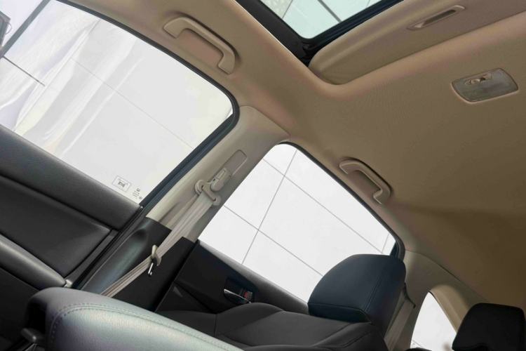 Used Honda CR-V 2016 2.0L two-wheel drive Urban Edition Interior 5