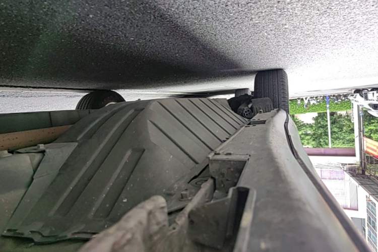 Used Honda CR-V 2016 2.0L two-wheel drive Urban Edition Right Side Sill