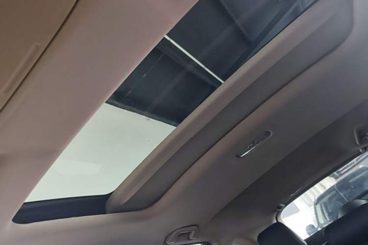 Used Honda CR-V 2016 2.0L two-wheel drive Urban Edition Headliner