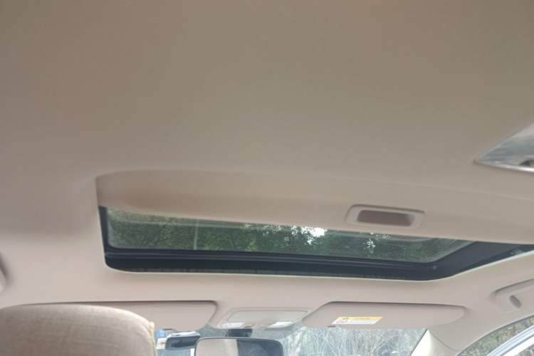 Used Honda CR-V 2016 2.0L two-wheel drive Urban Edition Headliner