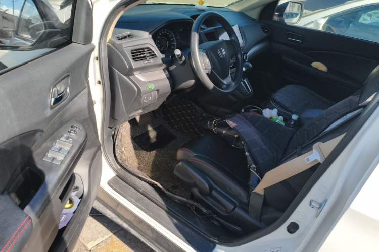 Used Honda CR-V 2016 2.0L two-wheel drive Urban Edition Interior 3