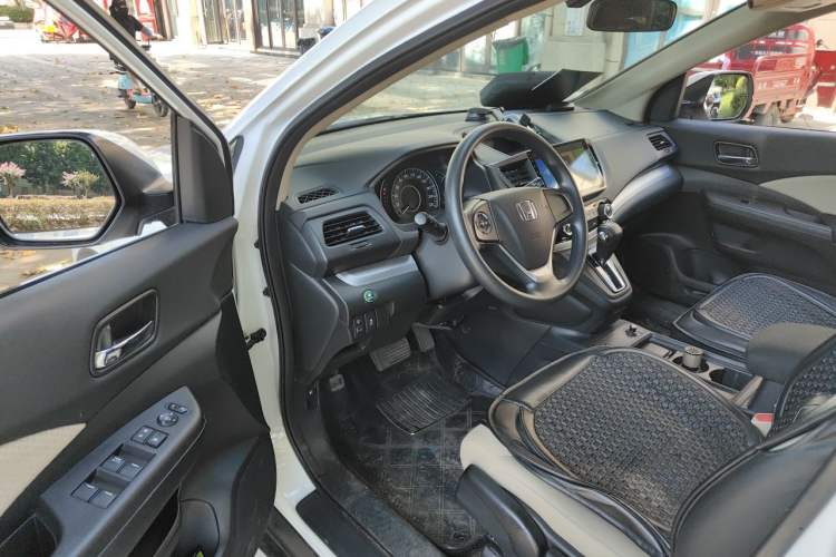 Used Honda CR-V 2016 2.0L two-wheel drive Urban Edition Interior 3