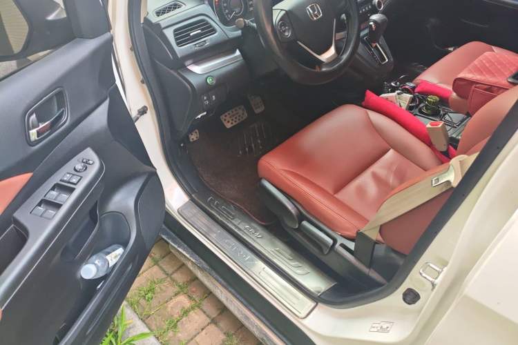 Used Honda CR-V 2016 2.0L two-wheel drive Urban Edition Interior 3