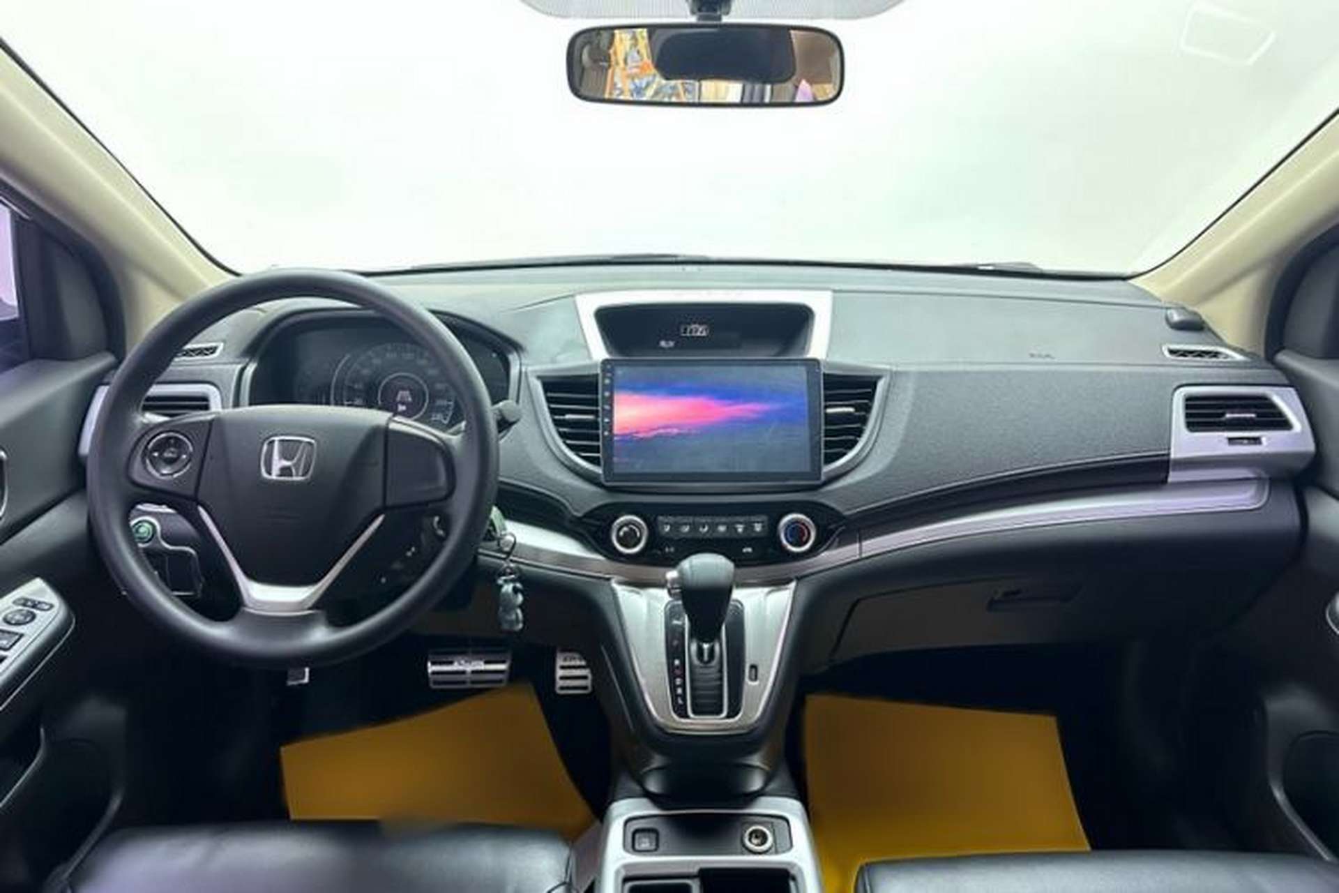 Used Honda CR-V 2016 2.0L two-wheel drive Urban Edition Interior 4