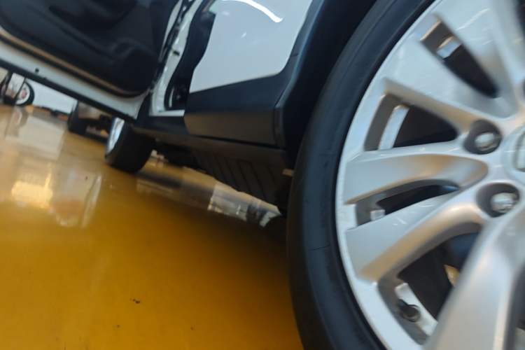 Used Honda CR-V 2016 2.0L two-wheel drive Urban Edition Left Side Sill