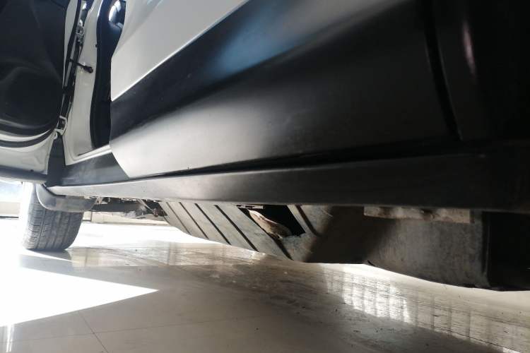 Used Honda CR-V 2016 2.0L Two-Wheel Drive Classic Edition Left Side Sill