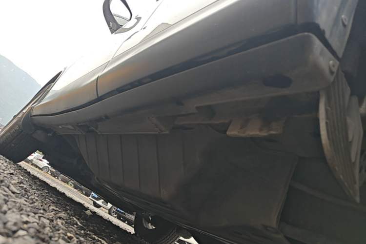 Used Honda CR-V 2016 2.0L two-wheel drive Urban Edition Left Side Sill