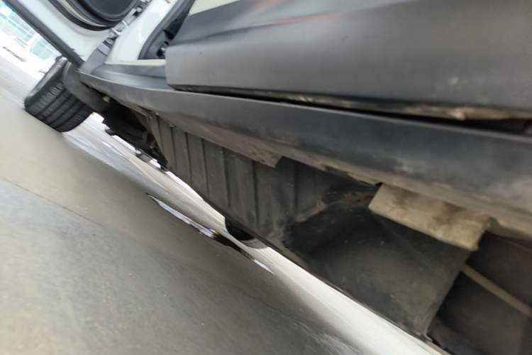 Used Honda CR-V 2016 2.0L two-wheel drive Urban Edition Left Side Sill
