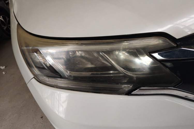 Used Honda CR-V 2016 2.0L Two-Wheel Drive Classic Edition Right Front Headlight