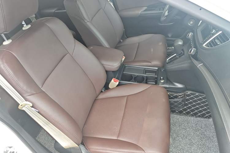 Used Honda CR-V 2016 2.0L two-wheel drive Urban Edition Right Front Seat