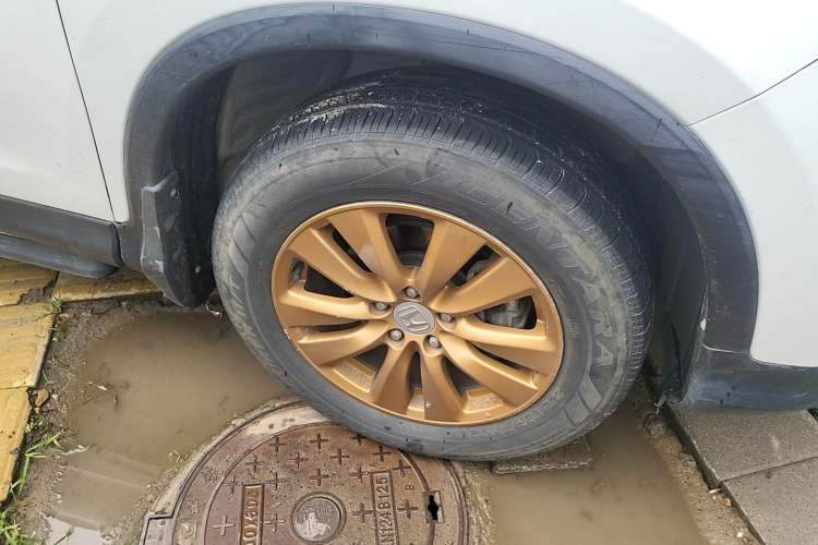 Used Honda CR-V 2016 2.0L two-wheel drive Urban Edition Right Front Wheel Hub