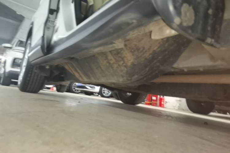 Used Honda CR-V 2016 2.0L Two-Wheel Drive Classic Edition Right Side Sill