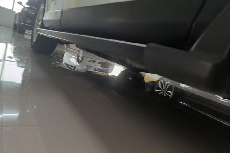 Used Honda CR-V 2016 2.0L two-wheel drive Urban Edition Right Side Sill