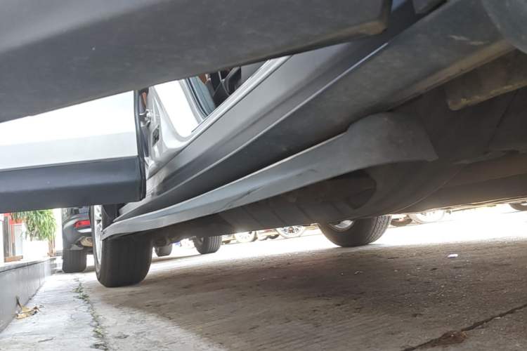 Used Honda CR-V 2016 2.0L two-wheel drive Urban Edition Right Side Sill