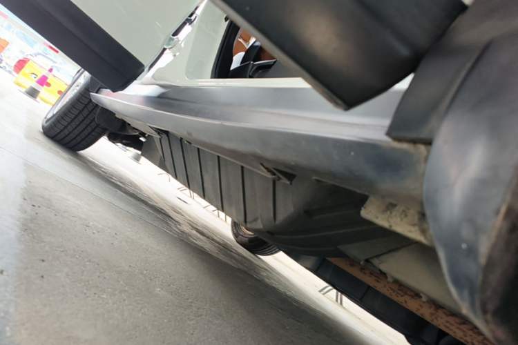 Used Honda CR-V 2016 2.0L two-wheel drive Urban Edition Right Side Sill